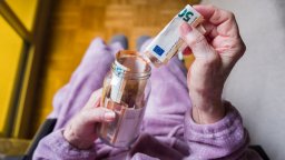 "Бързо да се изперат парите": 80 милиарда лева под дюшеците в България преди еврото