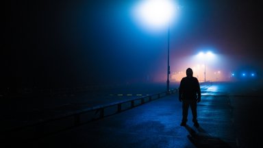 В червено кану близо до Уестпорт, Кънетикът, лежи жена с прерязано гърло... (откъс)