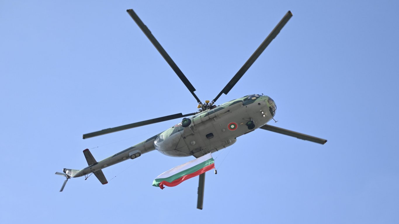 Ми-17 развя българския флаг над София