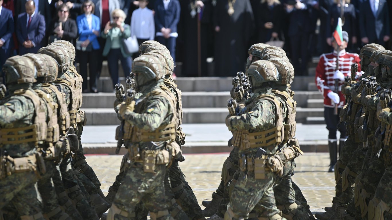 Българската армия отбеляза Деня на храбростта с "парад без парадиране" (видео/снимки)