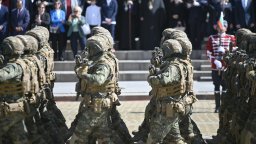 Българската армия отбеляза Деня на храбростта с парад (видео/снимки)