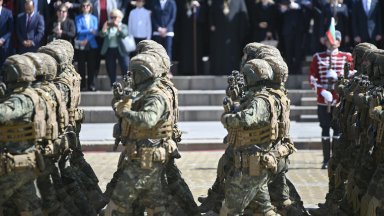 Българската армия отбеляза Деня на храбростта с парад (видео и снимки)