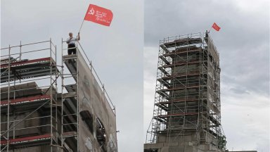 Мъж се изкачи по скелето на Паметника на съветската армия и развя "Знамето на Победата"