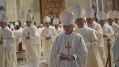 Във Ватикана всичко е готово за началото днес на конклава