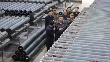 Севернокорейският лидер Ким Чен ун инспектира завод за боеприпаси и похвали