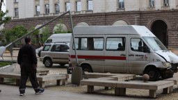 Микробус отнесе електрически стълб пред президенството (снимки)