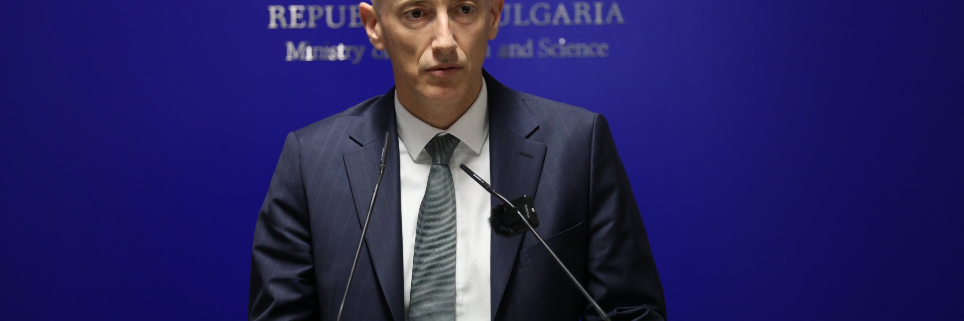 Свещеници няма да влизат в клас: МОН представи концепцията за часа по добродетели и религии