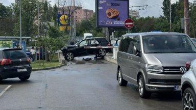 Верижен удар между 6 коли на столичен булевард, джип изхвърча на тротоара (снимки/видео)