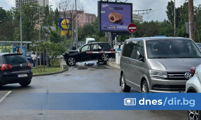 между шест автомобила с няколко пострадали е станала на столичния
