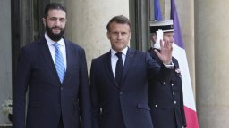 Сирийският президент бе посрещнат от Макрон при първото си посещение на Запад