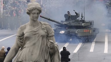 С кацане в Баку самолетът на Вучич стигна до Москва. Там е и Цзинпин. Кой друг?