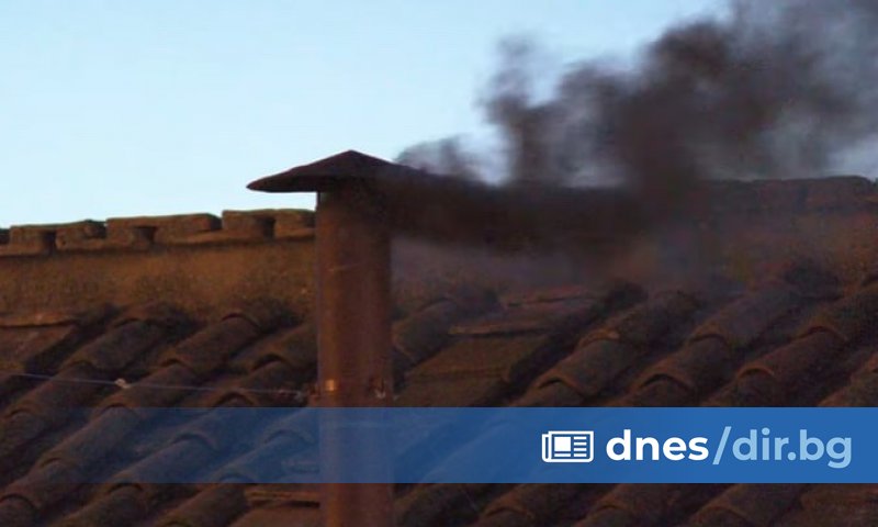 Черен дим след първото гласуване на кардиналите-електори - това означава,