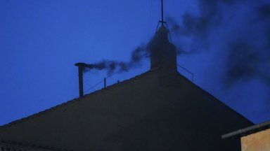 Черен дим от Сикстинската капела след първото гласуване, още няма избран папа