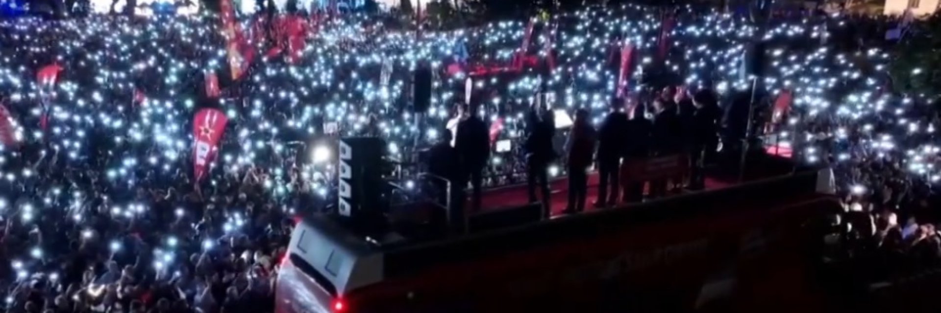 Митинг под светлини от телефони в подкрепа на кмета Имамоглу, властите спряха уличното осветление