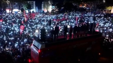 Митинг под светлини от телефони в подкрепа на кмета Имамоглу, властите спряха уличното осветление