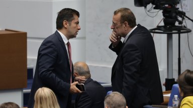 Петков за Чакъров: Изглеждаше като отвлечен от терористи, четем за шантаж над него или сина му