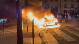 Безредици в Париж след ПСЖ-"Арсенал": Кола се вряза във фенове, те я запалиха (видео)