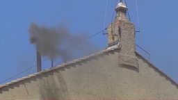 Черен дим от комина на Сикстинската капела и във втория ден от избора на папа