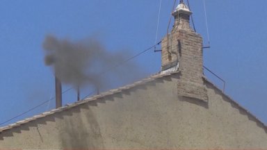Черен дим от комина на Сикстинската капела и във втория ден от избора на папа