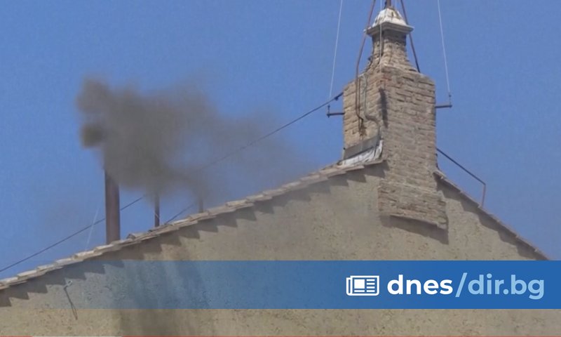 Черен дим и след първото гласуване във втория ден от