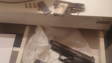 Криминално проявен стреля по съседски апартаменти в столичния квартал "Редута"
