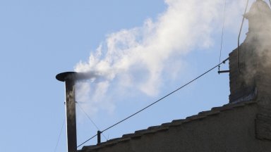 Бял дим се издига тази вечер от Сикстинската капела във