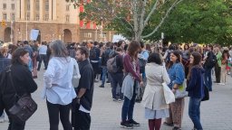 "Училището не е църква": Протест поиска оставката на Красимир Вълчев и Янка Такева (снимки)