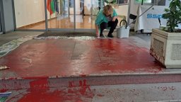 Млад мъж заля с червена боя Министерството на културата, арестуваха го (снимки)