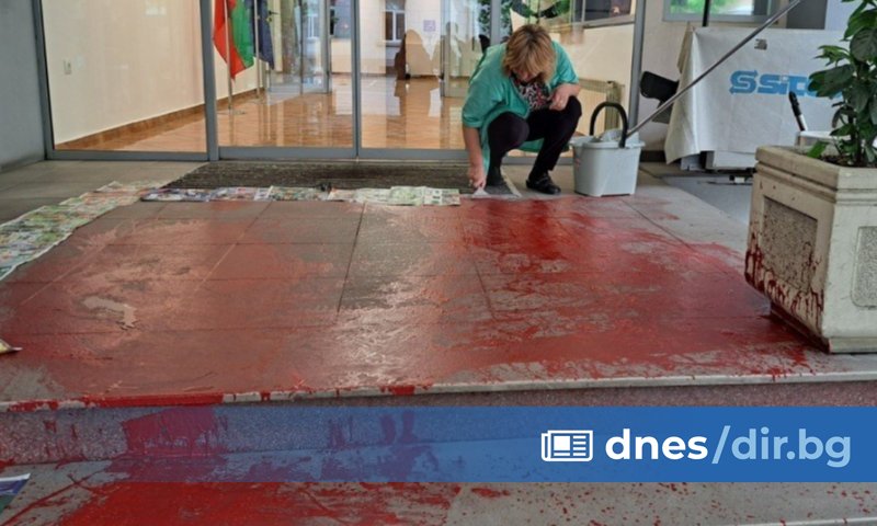 Млад мъж е залял с червена боя входа на Министерството