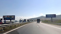 Два автомобила блъснаха мъж , докато е бил извън колата си, на  АМ "Тракия"