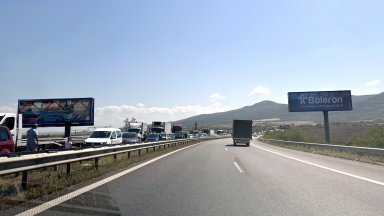 Два автомобила блъснаха мъж , докато е бил извън колата си, на АМ "Тракия"