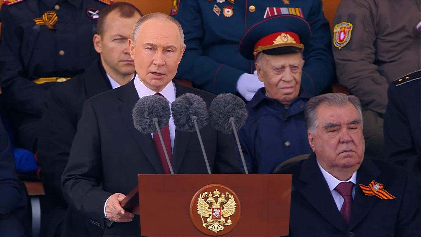 Военният парад започна след речта на Владимир Путин