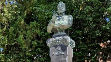 Почетоха 128 години от гибелта на Алеко Константинов в родния му град Свищов
