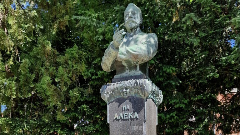 Почетоха 128 години от гибелта на Алеко Константинов в родния му град Свищов