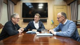 Мерц, Макрон и Стармър са в Киев, за да настояват за 30-дневно спиране на огъня