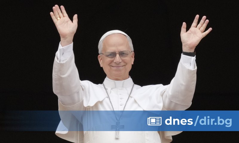 В първото си неделно послание от площада Свети Петър след