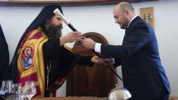 Новият игумен на Зографския манастир встъпи в длъжност, българската делегация му подари жезъл