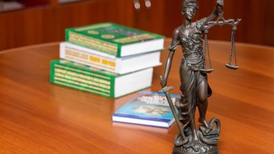 40 университетски преподаватели от юридическите факултети на Софийския университет Нов