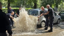 Вода извира от столичната улица "Шипка" (снимки)