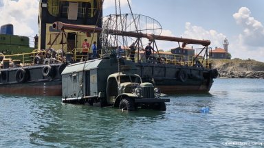 С потапянето на първите експонати които ще са част от