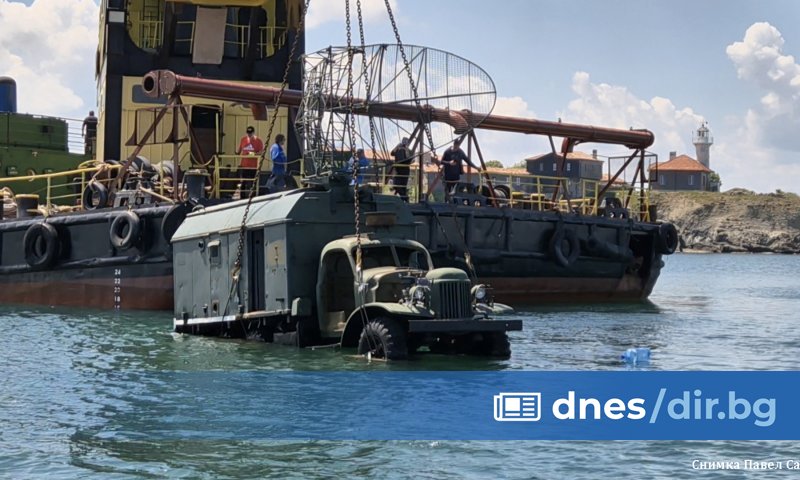 С потапянето на първите експонати, които ще са част от