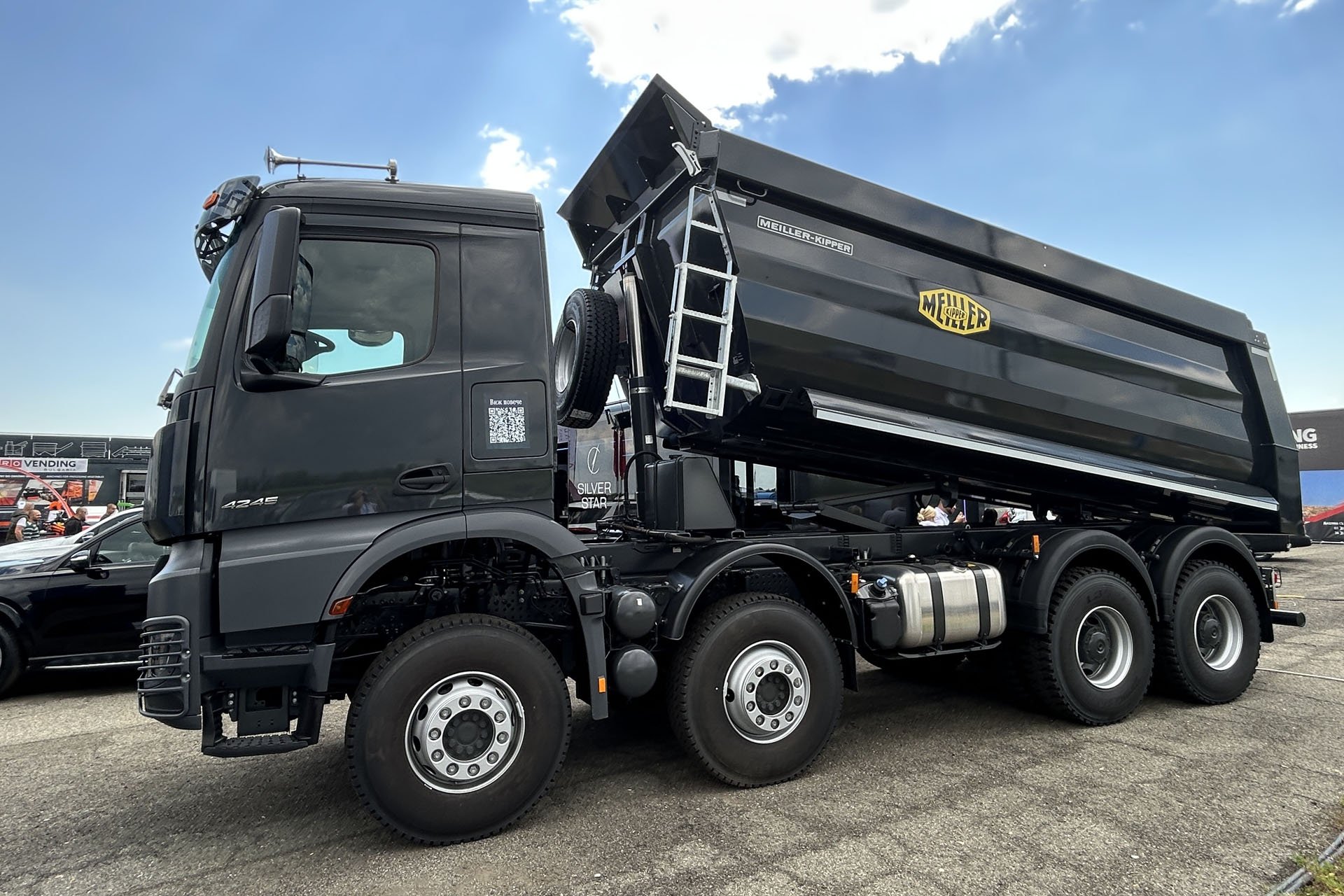 Mercedes-Benz Arocs със задвижване 8x4 е с надстройка за самосвал