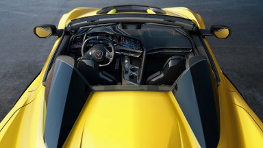 Chevrolet Corvette получи обновен интериор с нови екрани и без бутони