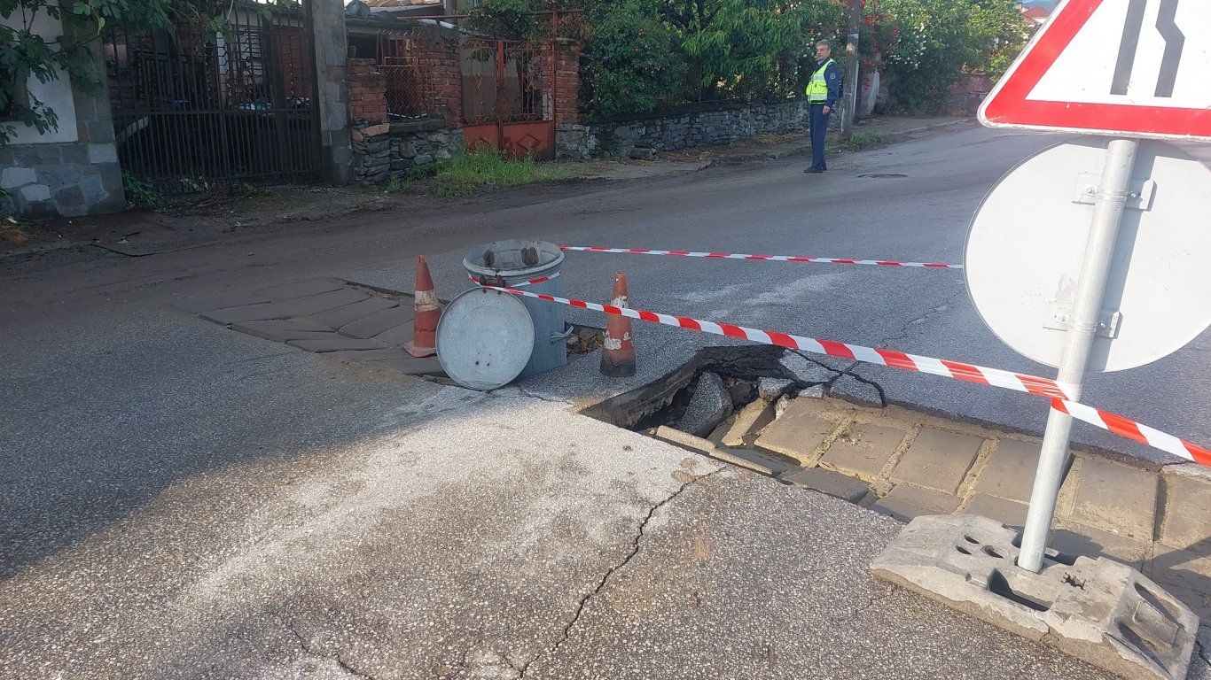 Път пропадна на входа в пловдивското село Първенец (снимки)