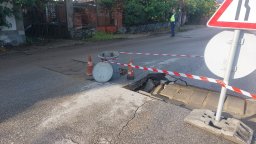 Път пропадна на входа в пловдивското село Първенец (снимки)