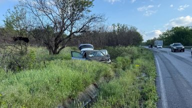 Огнеборци, пътуващи за състезание, помогнаха на шофьори след катастрофа край Пловдив