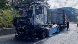 Затворен е пътят Смолян - Пловдив през Рожен заради изгорял тир