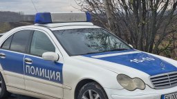 Отвлякоха 4-месечно бебе от 17-годишната му майка в Червен бряг