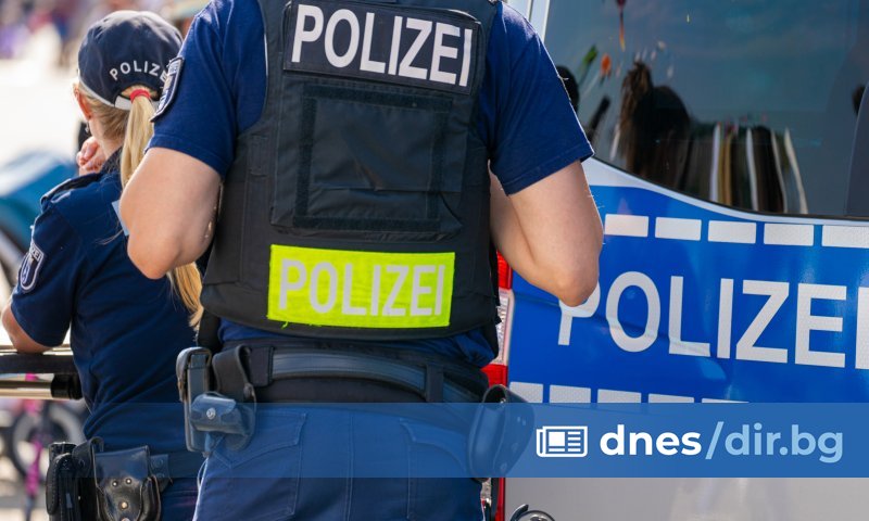 Мъж се вряза с автомобил в група хора в южния