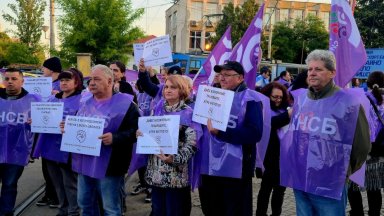 София остава без наземен транспорт, краен час на протеста няма